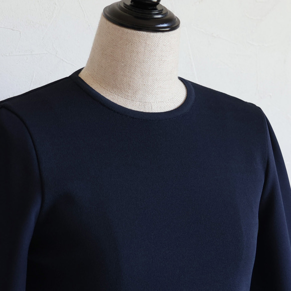 [適合任何場合]不同材質製成的泡泡袖彈力套頭衫[深海軍藍] 第9張的照片