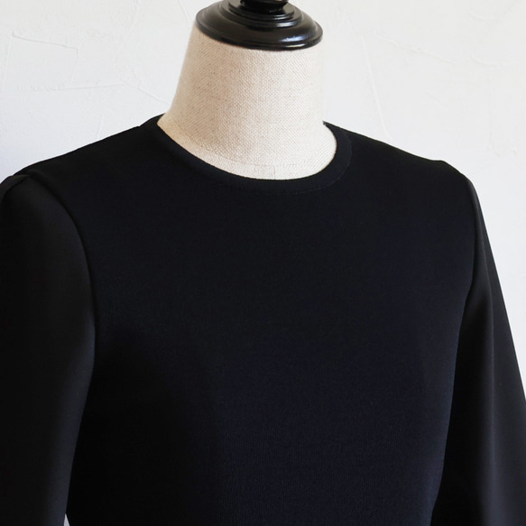 [適合任何場合]不同材質製成的泡泡袖彈力套頭衫[黑色] 第8張的照片