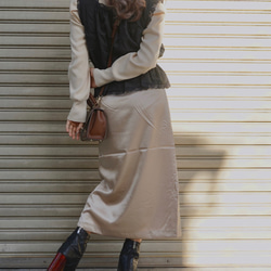 Shiny Satin Flare Skirt (light beige) フレアスカート ベージュ 薄茶 きれいめ 4枚目の画像