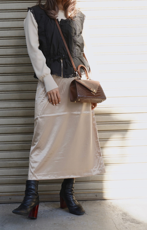 Shiny Satin Flare Skirt (light beige) フレアスカート ベージュ 薄茶 きれいめ 2枚目の画像