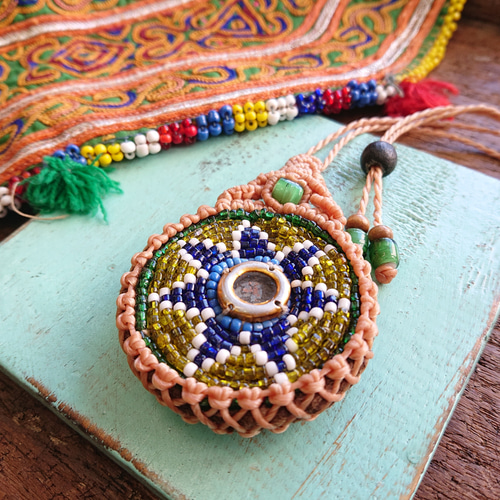 マクラメ編みアフガニスタンワッペンペンダント ネックレス