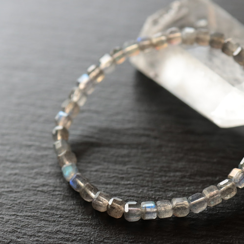 ☆月と太陽の象徴☆ラブラドライト：4×4ミリ（ダイスカット）☆天然石