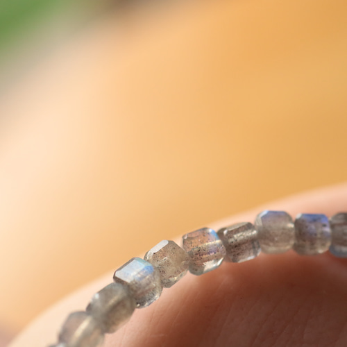 ☆月と太陽の象徴☆ラブラドライト：4×4ミリ（ダイスカット）☆天然石