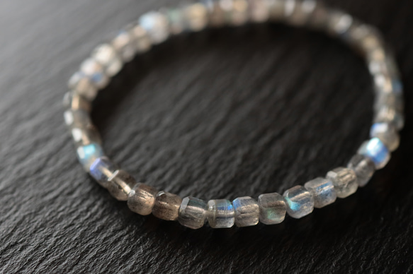 ☆月と太陽の象徴☆ラブラドライト：4×4ミリ（ダイスカット）☆天然石