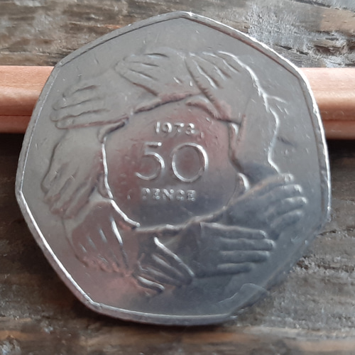 イギリス UK 英国 50ペンス 七角形コイン エリザベス女王 13.5g