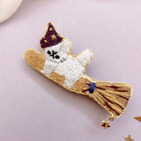 箒に乗る猫の刺繍ブローチ☆ハロウィン 2枚目の画像
