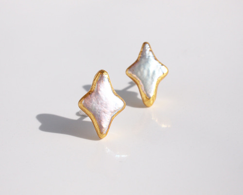 sale! 残り1点] 絵文字のキラキラ 金箔パール[ピアス] 四芒星の