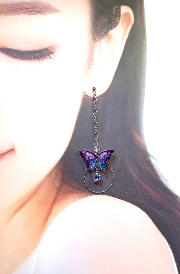 紫の蝶は幸せを招くアシンメトリーピアス 3枚目の画像