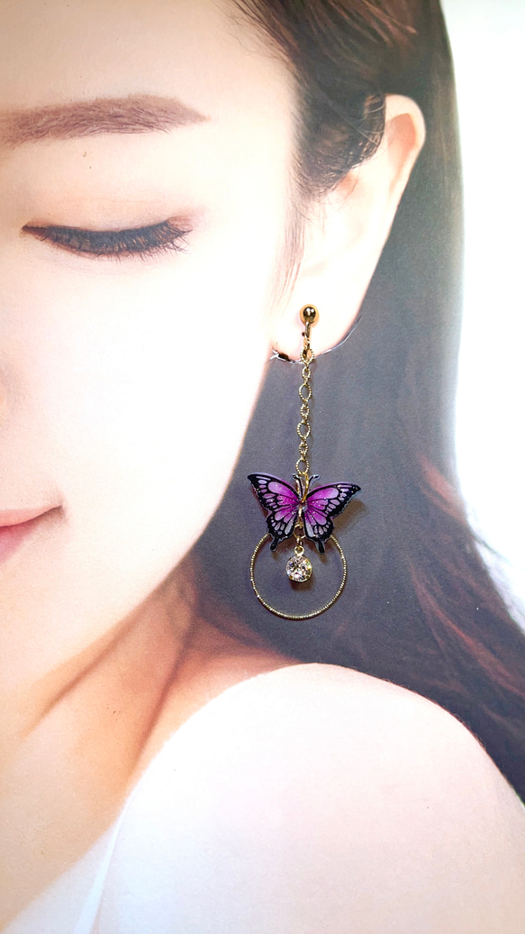紫の蝶は幸せを招くアシンメトリーイヤリング 3枚目の画像