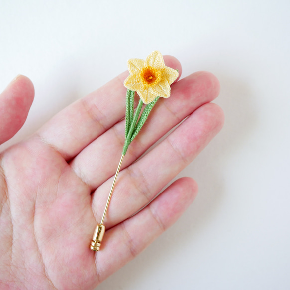 水仙のピンブローチ～柔らかな日差しに包まれて～(受注制作、レース