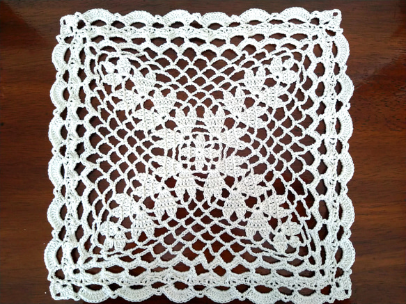 レース編み・キラキラ四角ドイリー（26×26） 5枚目の画像