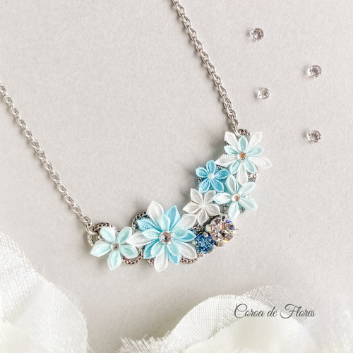【もとすち子】2点おまとめ①琥珀ブローチ②シルクネックレス つまみ細工のネックレス(ピンク×水色) 正絹羽二重 シルク
