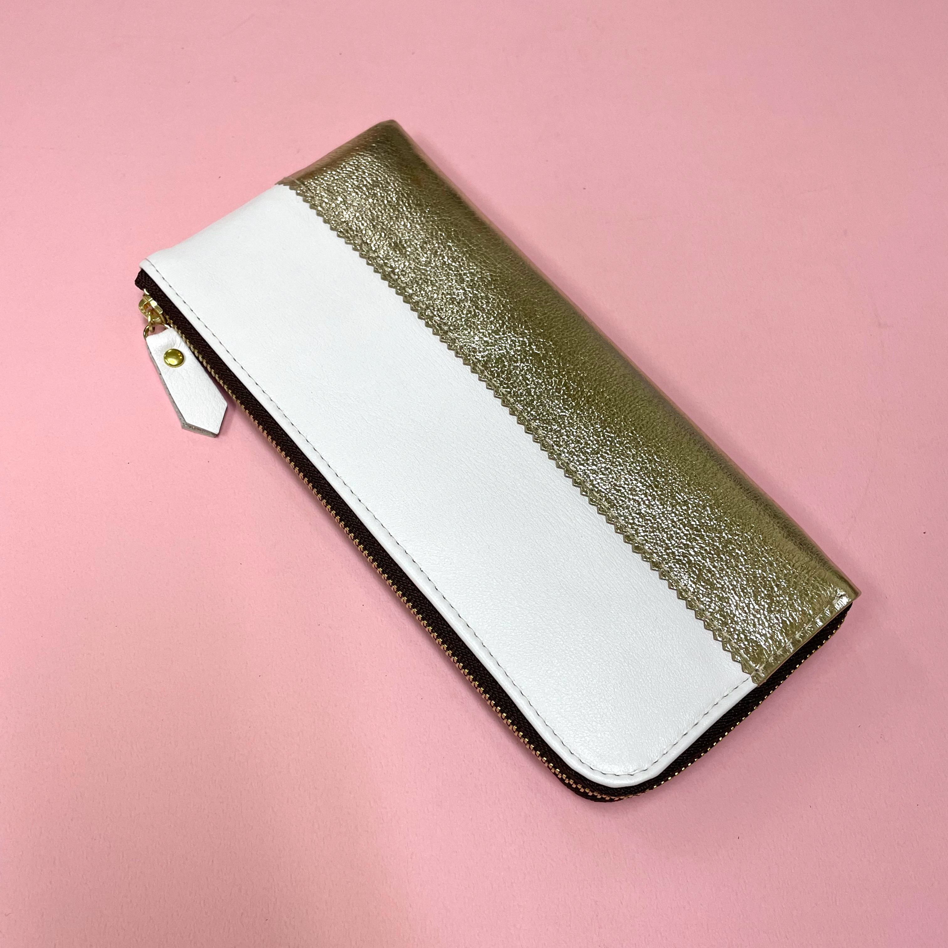 本革のスリムな長財布　ホワイト×ゴールド