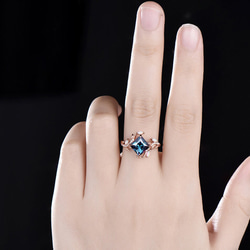 ビンテージ プリンセスカット アレキサンドライト エンゲージリング ローズゴールド ダイヤモンド オパール アニバーサリ 5枚目の画像
