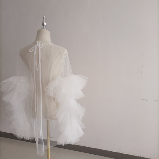 送料無料！ 抜群のおしゃれ見えカーディガン(ボレロ) オフホワイトソフトチュール ラッフルフリル 長袖　演奏会/音楽会