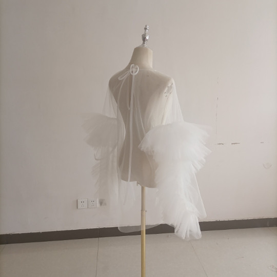 送料無料！ 抜群のおしゃれ見えカーディガン(ボレロ) オフホワイトソフトチュール ラッフルフリル 長袖　演奏会/音楽会