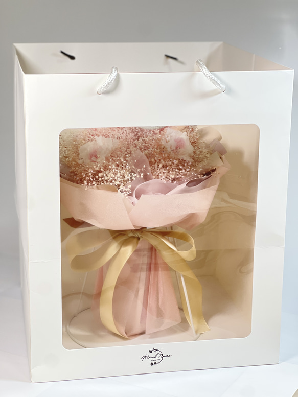 母の日のお祝いにピッタリ　カスミソウとカーネーションのプリザーブドフラワーブーケ　ピンク　Mサイズ　 3枚目の画像