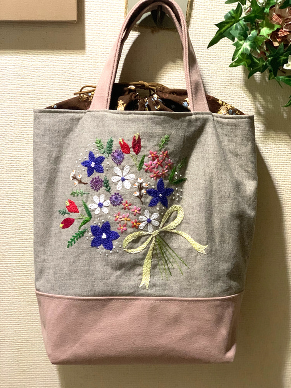 花束刺繍の巾着トートバッグ 1枚目の画像