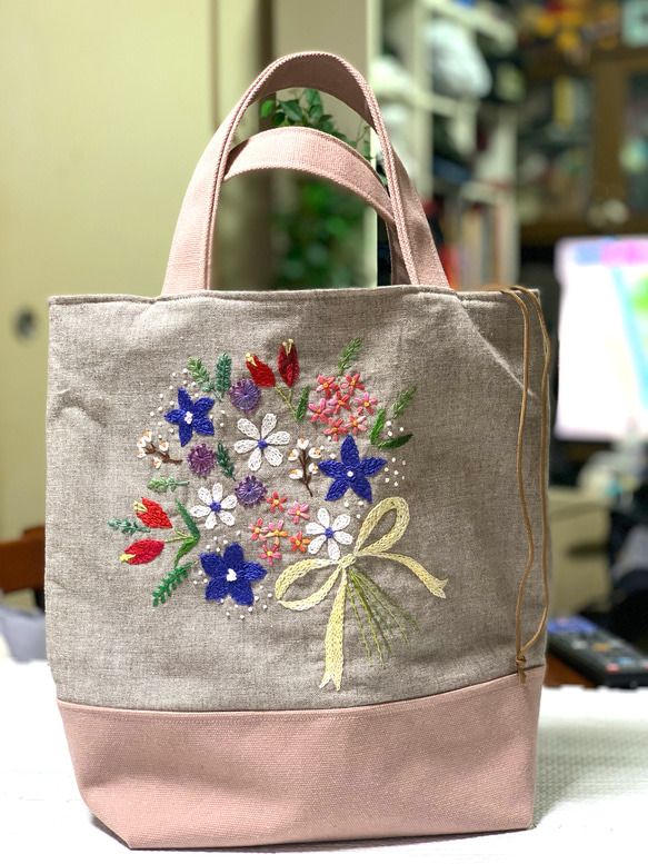 花束刺繍の巾着トートバッグ 2枚目の画像