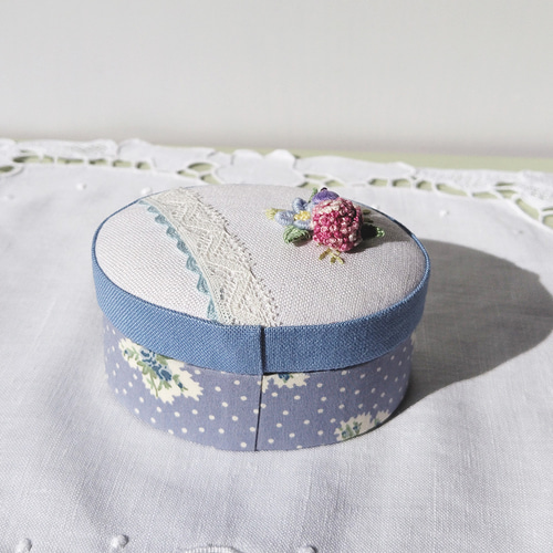 カルトナージュの小箱 オーバル小物入れ ～野イチゴとお花の刺繍