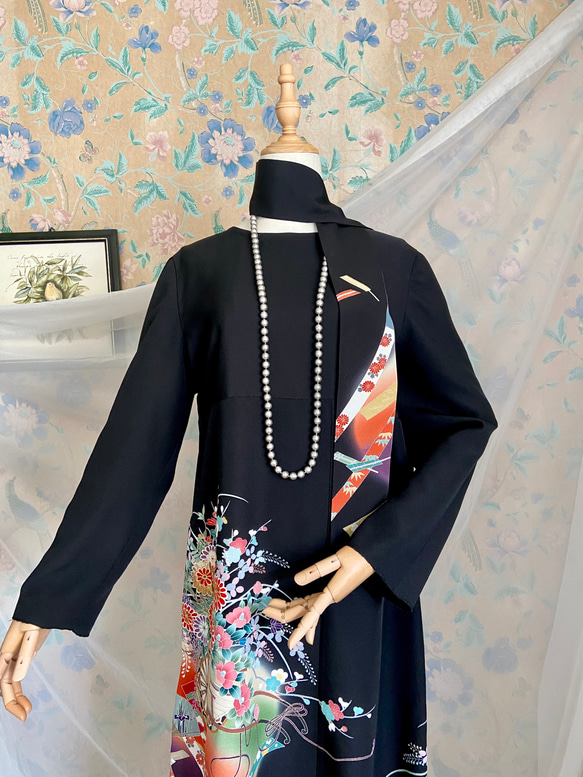 着物リメイク　黒留袖ドレス　扇面に花車　Aライン　ハンドメイド 3枚目の画像