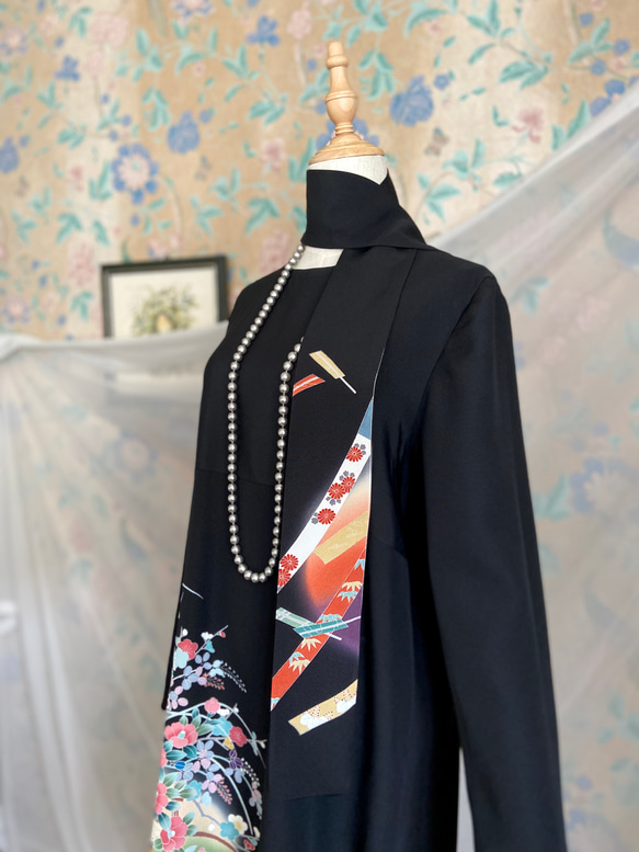 着物リメイク　黒留袖ドレス　扇面に花車　Aライン　ハンドメイド 2枚目の画像