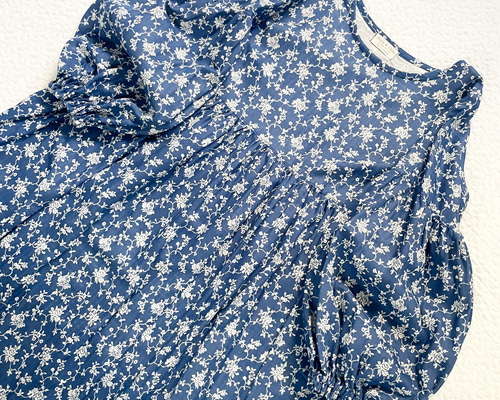 ゆったりめ/ダブルガーゼのフード付きワンピース/ブラック×小花柄 ゆったりめ/ダブルガーゼのフード付きワンピース/ブラック×小花柄