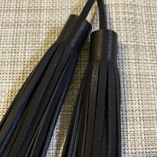 タッセル付き　ブラックソフトレザーバック&チャーム 美品 JAPAN FACTORY 栃木レザー タッセル チャーム 本革 小さめ 持ち