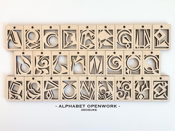 アルファベット透かし彫りキーホルダー 1枚目の画像