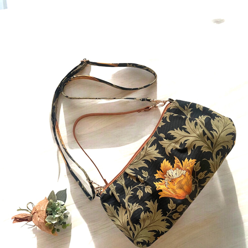 Anemone. 花刺繍 スマホショルダーバッグ ブラック ハンドメイド