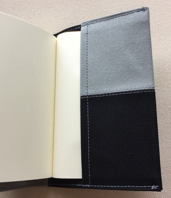 ☆ｋｏｙａｎｏｓａｔｏ様☆オーダー品：ブックカバー 帆布製「ツギハギ：ブラック×グレー」 （四六判サイズ） 3枚目の画像