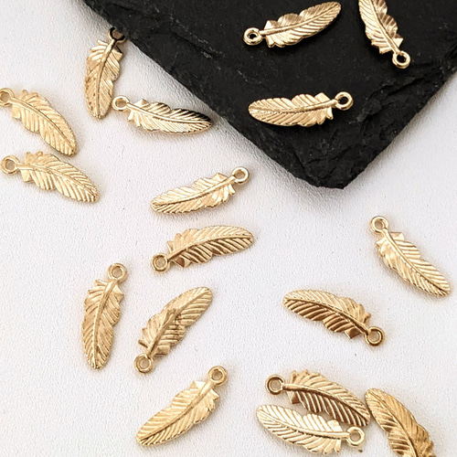 agete 羽根モチーフ チャーム ゴールド 2024 New Collection】 艶やかな孔雀の羽のモチーフや3種類の