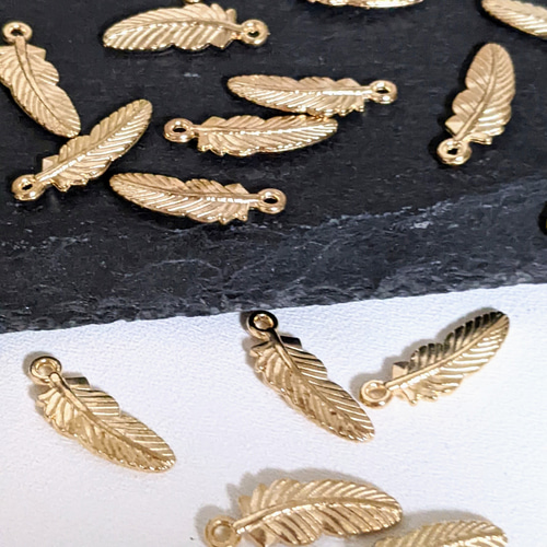 フェザー チャーム ゴールド 2サイズ 20個 はね 羽根 カン付き パーツ