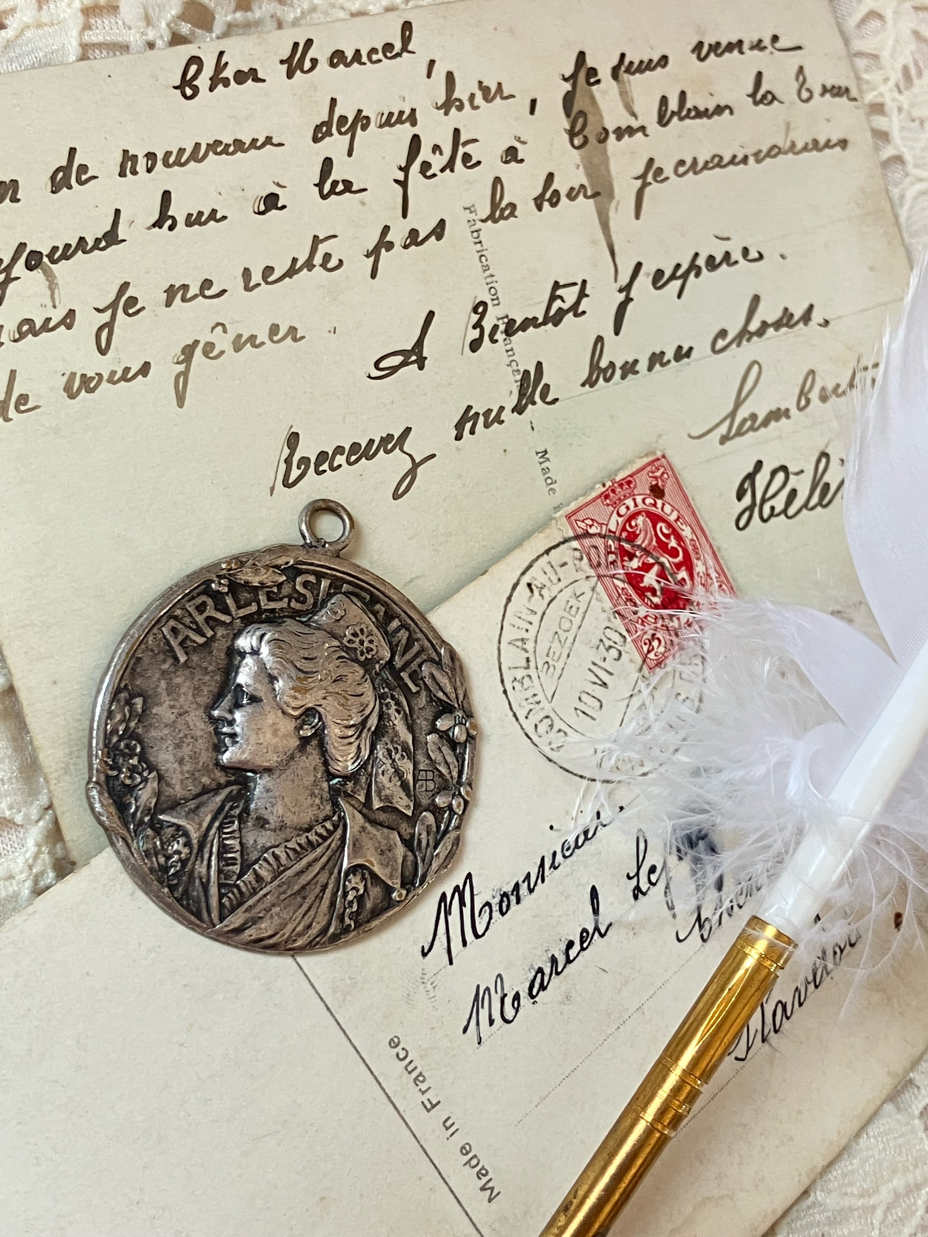 女性の横顔とオリーブ 重厚感のあるアンティーク ペンダントトップ