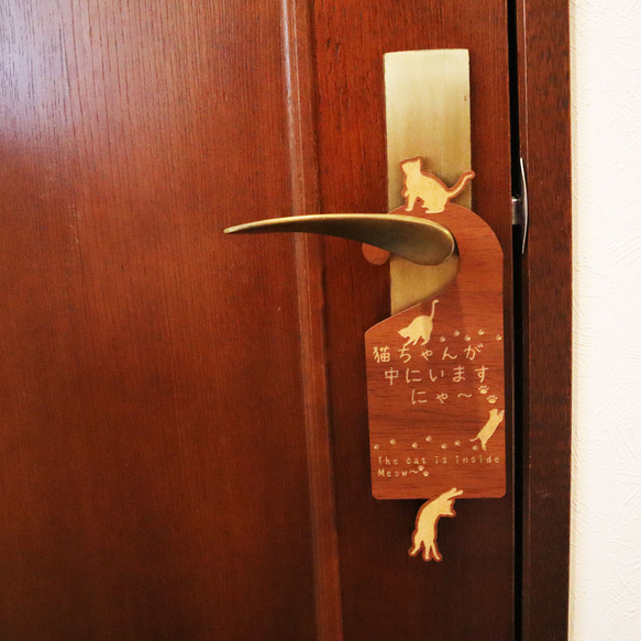 [貓在裡面] 門把手 標誌牌 貓爪印 房間牌 門牌 木質 第5張的照片