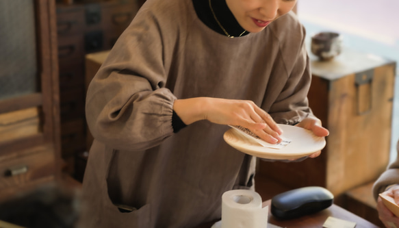 百年木材　割烹着　樹齢１００年超えヒノキで草木染め　リネン１００％17500 2枚目の画像