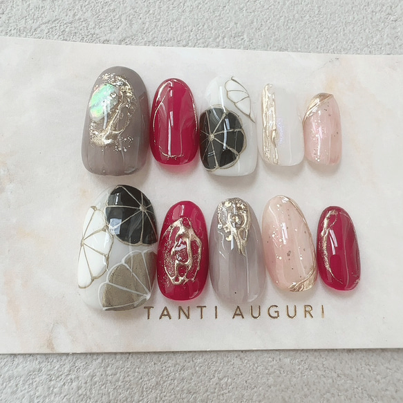 ネイルチップ 成人式 振袖 和柄 赤 ピンク ニュアンス フルオーダーネイル 成人式 振り袖 ネイルチップ 赤 ピンク色 グレー 花柄 菊 黒 乳白色