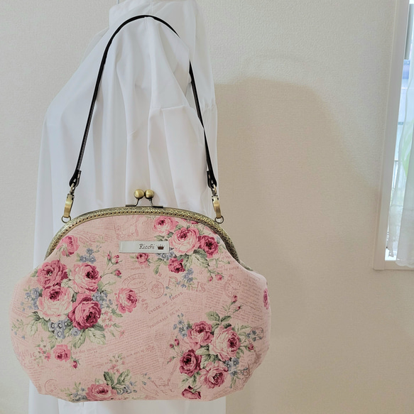 アンティークな薔薇と英字のがま口バッグ　ピンク 人気・おすすめ｜使いやすい・旅行におすすめ 品質保証 全国発送 日本国内発送・最短翌日お届け