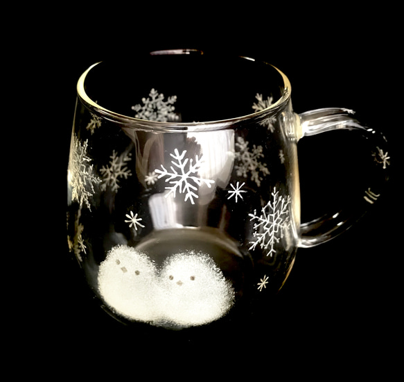 シマエナガと雪の結晶の耐熱ガラスマグカップ 1枚目の画像
