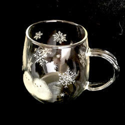 シマエナガと雪の結晶の耐熱ガラスマグカップ 2枚目の画像