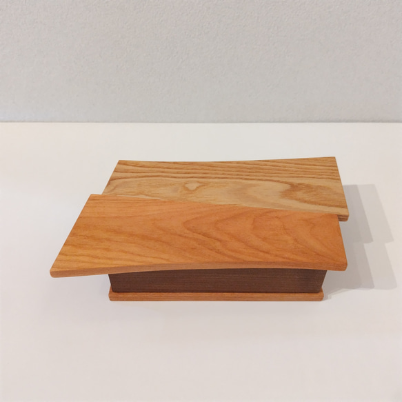飾り台にもなる木箱 12.5cm×7.7㎝　【名入れ可】 ～クリ･ブラックチェリー～ 3枚目の画像