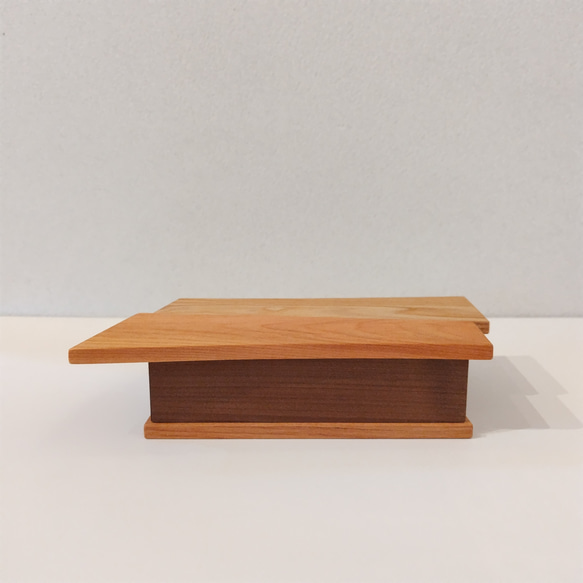飾り台にもなる木箱 12.5cm×7.7㎝　【名入れ可】 ～クリ･ブラックチェリー～ 4枚目の画像