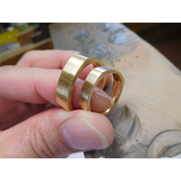 鍛造 結婚指輪 18金 k18 スクエア型 スクエアリング メンズ6mm レディース4.5mm 1枚目の画像