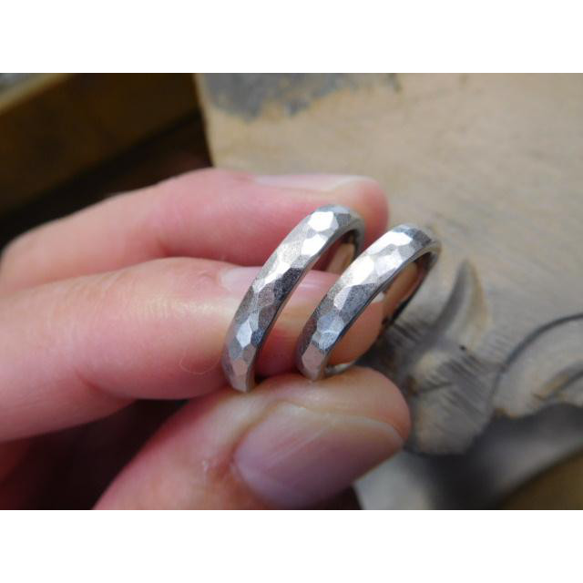 鍛造 結婚指輪 プラチナ1000 純プラチナ 槌目 甲丸 3mm 淡いマット