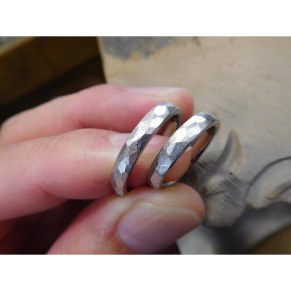 鍛造 結婚指輪 プラチナ1000 純プラチナ 槌目 甲丸 3mm 淡いマット 薄い艶消し 1枚目の画像
