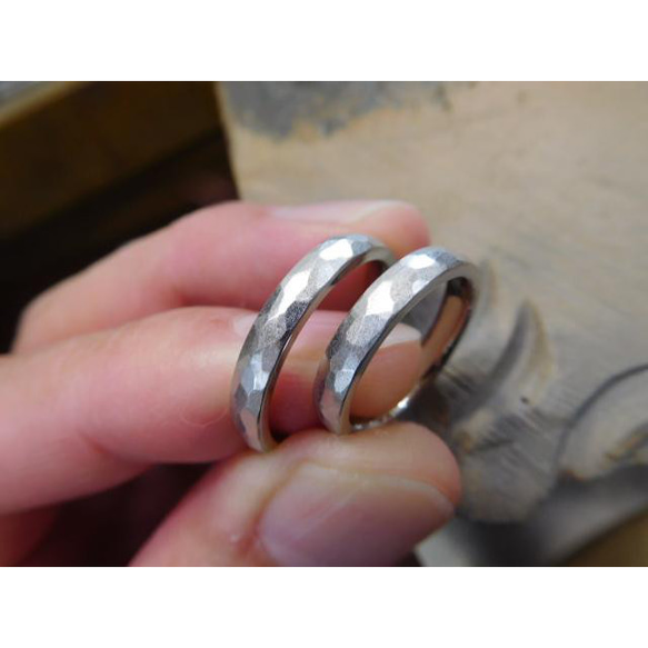 鍛造 結婚指輪 プラチナ1000 純プラチナ 槌目 甲丸 3mm 淡いマット 薄い艶消し 2枚目の画像