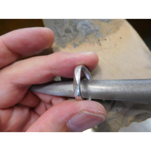 鍛造 結婚指輪 プラチナ pt900 槌目 甲丸 v字 v ウェーブ 幅3mm