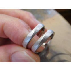 鍛造 結婚指輪 プラチナ pt900 槌目 甲丸 v字 v ウェーブ 幅3mm 白い槌目加工 1枚目の画像