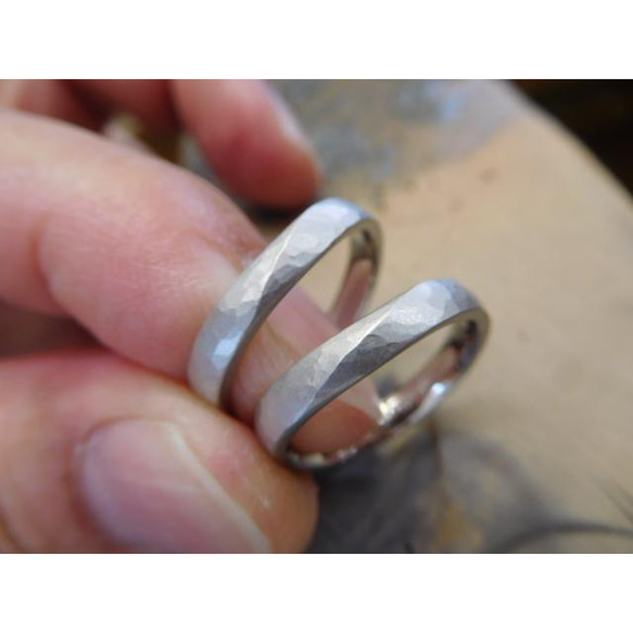 鍛造 結婚指輪 プラチナ pt900 槌目 甲丸 v字 v ウェーブ 幅3mm 白い槌目加工 3枚目の画像