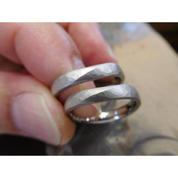 鍛造 結婚指輪 プラチナ pt900 槌目 甲丸 v字 v ウェーブ 幅3mm 白い槌目加工 4枚目の画像